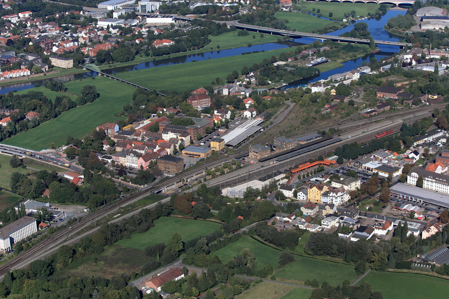 Das Grundstück nordwestlich des Bahnhofes könnte für die Veranstaltungsarena infrage kommen. Archivfoto: Edwin-Dodd.com Das Grundstück nordwestlich des Bahnhofes könnte für die Veranstaltungsarena infrage kommen. Archivfoto: Edwin-Dodd.com