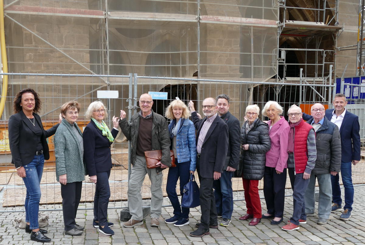 Kommunalpolitik ist eine immerwährende Baustelle und bedarf einer soliden Basis, sagt die Unabhängige Wählervereinigung Mindener Initiative. Seit 25 Jahren ist die MI mit ihrem Fraktionsvorsitzenden Harald Steinmetz (4. v. l.) und Vize Edith von Wrisberg (3. v. l.) im Rat vertreten. Foto: MI/privat