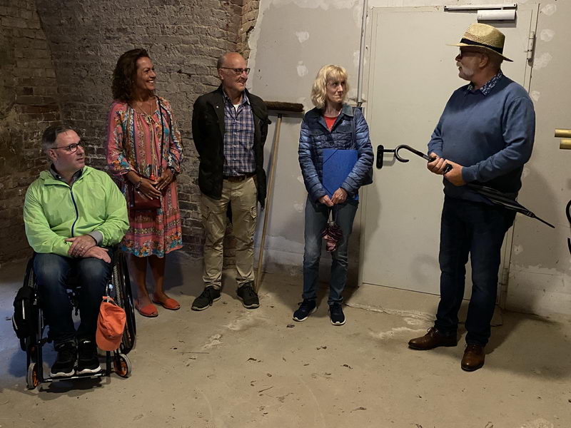 Mitglieder der Unabhängigen Wählervereinigung Mindener Initiative (MI), darunter die Spitzenkandidaten bei der Kommunalwahl 2020, Harald Steinmetz (M.) und Ria Urban (2. v. l.) sowie die Kandidaten Dirk Böhlke (l.) und Anke Erfmeyer ließen sich vom Leiter der Tucholsky-Bühne, Eduard Schynol (r.), im Fort A über die Aktivitäten des Vereins informieren. Foto: MI Mitglieder der Unabhängigen Wählervereinigung Mindener Initiative (MI), darunter die Spitzenkandidaten bei der Kommunalwahl 2020, Harald Steinmetz (M.) und Ria Urban (2. v. l.) sowie die Kandidaten Dirk Böhlke (l.) und Anke Erfmeyer ließen sich vom Leiter der Tucholsky-Bühne, Eduard Schynol (r.), im Fort A über die Aktivitäten des Vereins informieren. Foto: MI